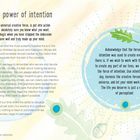 "Use the power of intention." Der Text betont die Wichtigkeit der Entschlossenheit. Pastellfarbene Blätter und Kreise im Hintergrund.