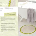 „Spiral bath mat“, Materialien: Baumwollgarn, Nadeln, Pompon. Finish-Größe: 46 cm. Im Bild: Badewanne, Handtuch, runde Matte.
