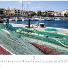 „Cala Rajada Fischernetze“ steht über einem Foto mit bunten Netzen am Hafen, Booten und Häusern im Hintergrund.
