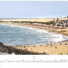 Kalenderblatt mit "Playa de Inglés" und "CASARES EDITION". Ein Strand mit vielen Menschen, Wellen und Sanddünen im Hintergrund.