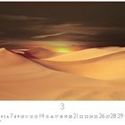 Kalender mit Zahlen von 1 bis 31, darunter "CASARES EDITION". Sanddünen vor einem stimmungsvollen Sonnenuntergang.