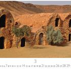 "Ksar Hallouf, 3. Alte, aus Stein gebaute Gebäude mit Kuppeldächern in einer Wüstenlandschaft, mit Bäumen im Vordergrund."