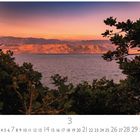 "Abendstimmung" und "CASARES EDITION" steht unten. Am Horizont leuchtend rote Klippen über ruhigem Wasser, umrahmt von Bäumen.