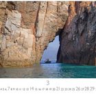 "Calvi", darunter Zahlen von 1 bis 31. Felsformation mit Durchgang über blauem Wasser, kleines Boot im Hintergrund.