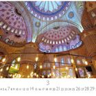 "Blaue Moschee Innenansicht." Ein prächtiges Kuppeldach mit reichen Verzierungen und sanftem Licht von vielen Kronleuchtern.