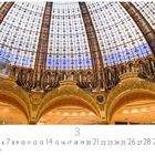 Text: Paris, Galerie Lafayette. Unten Kalender mit Zahlen für März. Oben prächtige Kuppel mit bunten Glasfenstern und goldenen Verzierungen.
