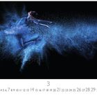 Kalender mit den Zahlen 1 bis 31, der Monat 3 ist hervorgehoben. Eine Ballerina in blauem Staub tanzt dramatisch.