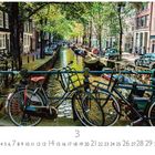 Gracht. Zahl 3 unten Mitte. Zahlreihe darunter. Fahrräder lehnen an einem Geländer neben einem Kanal, gesäumt von Bäumen.