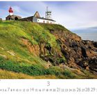 Leuchtturm von Saint-Mathieu. Küstenlandschaft mit grünem Hügel, felsiger Klippe und Meer im Hintergrund.
