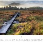 Text: "Wanderweg in Jämtland", "3". Ein Holzsteg führt durch eine Moorlandschaft, umgeben von Bergen im Nebel.