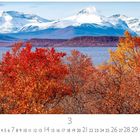 "Lappland" und "3" sind sichtbar. Herbstlandschaft mit bunten Bäumen, einem See und schneebedeckten Bergen im Hintergrund.