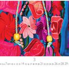 Im Bild stehen: "Folklore" und die Zahlen 1-31. Bunte, gestickte Blumen auf Stoff, mit blauen Kordeln und gelben Perlen.