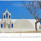Santorini, Kirche. Unten Kalenderzahlen, März. Weiße Kirche, blauer Himmel, kahler Baum, Meer im Hintergrund.