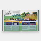 "A RACE WEEKEND" steht oben. Eine Illustration zeigt Rennwagen, eine Tribüne und Abschnitte mit Erklärungen: Training, Qualifying, Rennen.