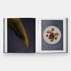 Links steht "Poularde, Chicorée, Bete-Emulsion". Rechts ist ein kunstvoll angerichtetes Gericht auf einem Teller.