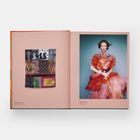 Links, Patchwork mit bunten Mustern, rechts, Frau in roten, voluminösen Kleid vor blauem Hintergrund.