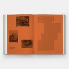 Rechter Seite voller Text. Linke Seite zeigt vier antike Skulptur-Fotos auf orangefarbenem Hintergrund.