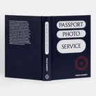 Das Cover zeigt den Titel "PASSPORT PHOTO SERVICE". Links ein Text über berühmte Porträts. Unten rechts der Name "PHILIP SHARKEY".