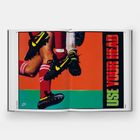 Text: "USE YOUR HEAD". Bild eines aufgeschlagenen Buches, das springende Fußballspieler mit Nike-Schuhen zeigt.