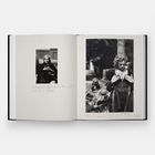 Links: "In Andy Warhol's apartment, Paris, 1974." Rechts: "Yves Saint Laurent, Rive Gauche, Paris, 1977."