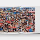 Mar del Plata, Argentinien, 2014. Überfüllter Strand mit zahlreichen Menschen, bunten Sonnenschirmen und roten Coca-Cola Sonnenschirmen.