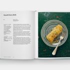 "Kataifi Pastry Rolls" mit Rezepttexten auf der linken Seite. Rechts eine Rolle auf einem verzierten Teller mit einer Gabel.