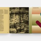 Links: Text über "Aprikosen | Crème double". Mitte: Foto von Einmachgläsern. Rechts: Buchcover mit "GESCHICHTEN".