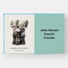 Text: "Jeder Mensch braucht Freunde. und geliebt, wenn du traurig bist."
Illustration: Zwei Figuren umarmen sich.