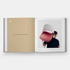 Links: "B. Design as a method for experiencing and understanding the world." Rechts: Person mit Stuhl auf der Schulter.