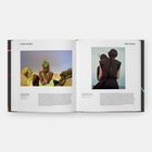 Links: "LYNSEY ADDARIO", rechts: "HODA AFSHAR". Zwei Fotografien, links Personen in Wüste, rechts Rückenansicht mit Zöpfen.