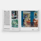 Text: "Njideka Akunyili Crosby". Links Text und zwei Bilder; rechts Innenraum mit blauen Vorhängen, Sofa und Wandbildern.