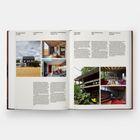 Offenes Buch mit Fotos und Texten zu Architektenhäusern. Links: Meredith Bowles, The Black House. Rechts: Robin Boyd.