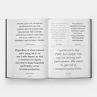 Offenes Buch mit Zitaten von Stephanie Macdonald, Shelley McNamara, Brit Andersen, Glenn Murcutt, Shigeru Ban zu Materialien.