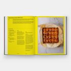 Titel: Glazed Sweet Potato Milk Buns. Links Rezepttext, rechts Foto von Brötchen in Backpapier auf Marmor.