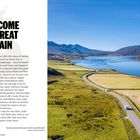 Text: „WELCOME TO GREAT BRITAIN“. Landschaftsfoto mit Straße neben einem See, umgeben von Grünflächen und Hügeln.