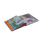 Ein geöffnetes Buch mit farbenfroher Malerei, die Figuren und eine Landschaft in pointillistischer Technik zeigt.