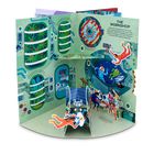 "The Workshop" ist prominent platziert. Bunte Weltraumszene mit Astronauten, Pflanzen und technischen Geräten; 3D-Pop-up-Illustration.