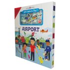 „Let's Learn & Play!“, „Airport“. Illustration eines Flughafens mit Menschen, Flugzeugen und Gepäck. Bunte, spielerische Gestaltung.