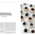 "THE BRITISH OPTICAL ASSOCIATION MUSEUM" zeigt zahlreiche künstliche Augen in verschiedenen Farben.