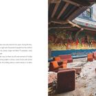 Text: "Discoteca medievale – Tuscany. After opening...flattering red seats." 

Rechts ist eine verlassene Disco mit mittelalterlichen Wandgemälden und roten Sitzen.