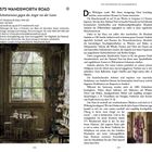 Texte: "575 Wandsworth Road", "Schnitzereien gegen die Angst vor der Leere", "0207 720 9459", "Führungen für max. 6..."

Links: Ein Fenster mit reich verziertem Rahmen, umgeben von geschnitzten Holzmöbeln und Dekorationen.