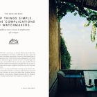 KEEP THINGS SIMPLE. LEAVE COMPLICATIONS TO WATCHMAKERS. Ein Tisch mit Gläsern im Schatten, Meerblick und Weinreben.