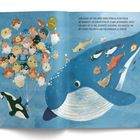 Text: „Zum Glück hat der Orca... spielen.“ Illustration: Ein Orca mit einem Strauß Kugelfische neben einem großen, freundlichen Wal.