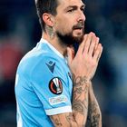 Auf einem Trikot steht "UEFA Foundation". Ein Mann mit Tätowierungen hält die Hände betend zusammen.