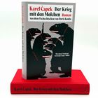Buchtitel: "Der Krieg mit den Molchen". Umschlag mit schwarzen Salamandern auf grauem Hintergrund.