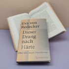 "Eva von Redecker: Dieser Drang nach Härte - Über den neuen Faschismus." Buch mit geöffnetem Hintergrundbuch.