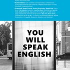 Texte: "YOU WILL SPEAK ENGLISH", Ankündigung eines Englisch-Lernprogramms. Werbetafel in einer städtischen Umgebung.