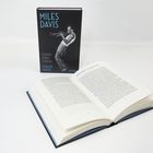 „Miles Davis: Sound eines Lebens“ von Stefan Hentz. Ein offenes Buch liegt davor.