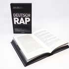 Das Buch "DEUTSCH RAP" von Jan Wehn, Untertitel "Songs und Storys – Chronik einer Kultur", liegt offen auf einem Tisch.