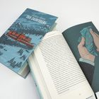 "Der Zauberberg" von Thomas Mann, Buchcover mit Berglandschaft und Gebäude, daneben ein offen aufgeschlagenes Buch.